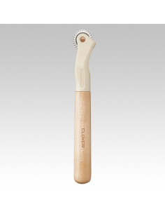 Gezahntes Markierungsrad mit Holzgriff Clover