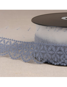 Bestickter Tüll mit Rosettenblumen - Lavendelblau
