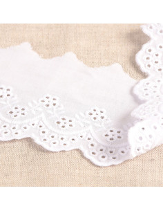 Englische Stickerei Blumen mit Muschelsaum - Weiß