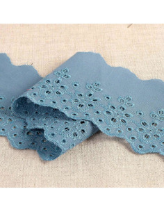 Englische Stickerei Blumen mit gewelltem Rand Lily - Lavendelblau