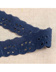 Inaya Blumen Lochstickerei mit Muschelsaum - Marineblau
