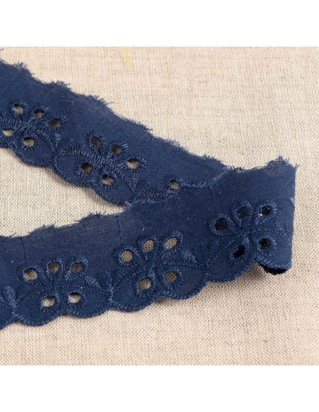 Inaya Blumen Lochstickerei mit Muschelsaum - Marineblau