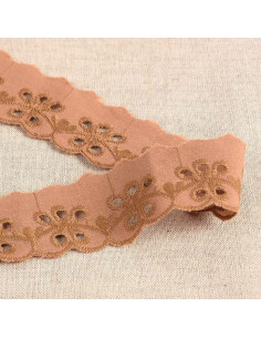 Inaya Blumen Lochstickerei mit Muschelsaum - Nougat