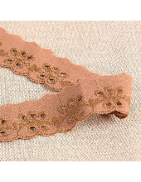 Inaya Blumen Lochstickerei mit Muschelsaum - Nougat