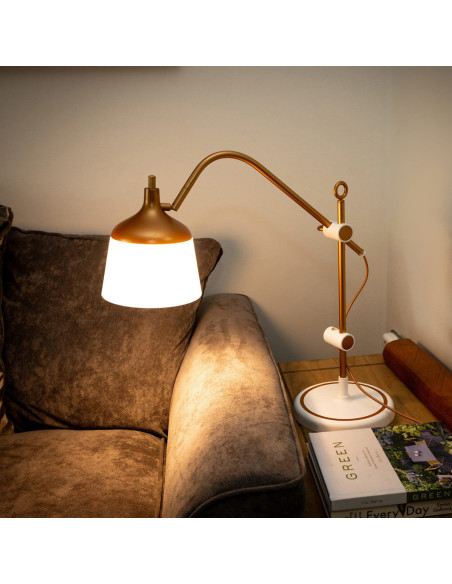 Lampe auf Tisch mit Lupe, Tablett und Telefonhalter Daylight Anita