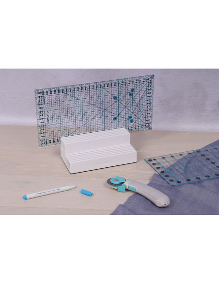 Weißes Holzregal mit 10 Fächern für Patchwork-Lineale