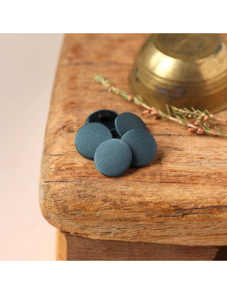 Satinüberzogener Knopf auf Fuß 18 mm - Pfau