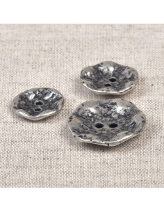 Zwei-Loch-Knopf aus gehämmertem Metall - Antik Silber