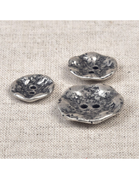 Zwei-Loch-Knopf aus gehämmertem Metall - Antik Silber