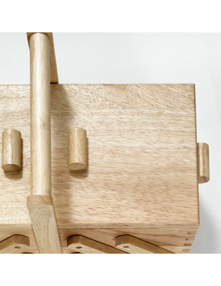 Näherin aus hellem Holz M