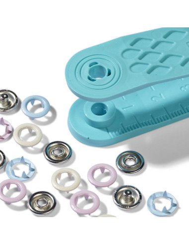 Schachtel mit 21 Druckknöpfen in Rosa, Blau und Ecru mit 8 mm Werkzeug.