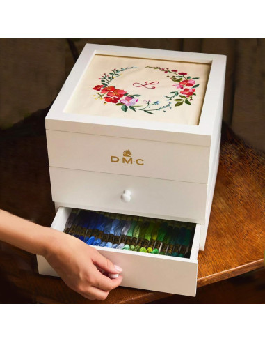 Personalisierbare Holzkiste mit 70 DMC-Stickgarnen