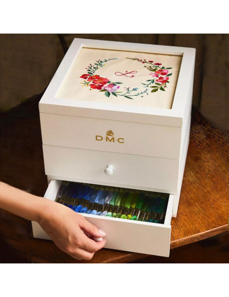 Personalisierbare Holzkiste mit 70 DMC-Stickgarnen