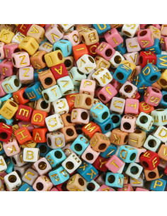 Beutel mit 100 quadratischen Perlen in verschiedenen Farben - Goldene Buchstaben