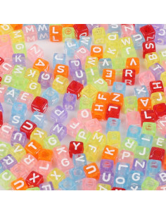 Beutel mit 100 quadratischen bunten Perlen - Weiße Buchstaben