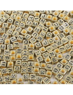 Beutel mit 100 goldenen quadratischen Perlen - Schwarze Buchstaben
