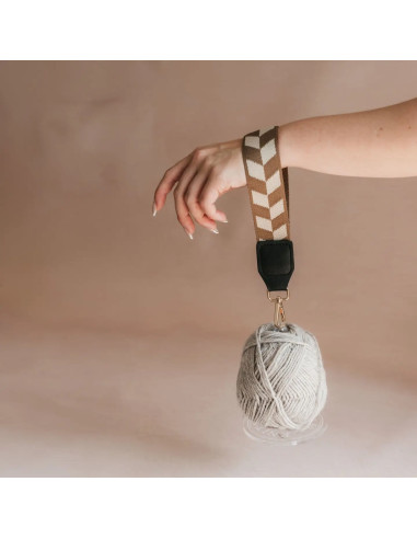 Armband mit Wollknäuelhalter