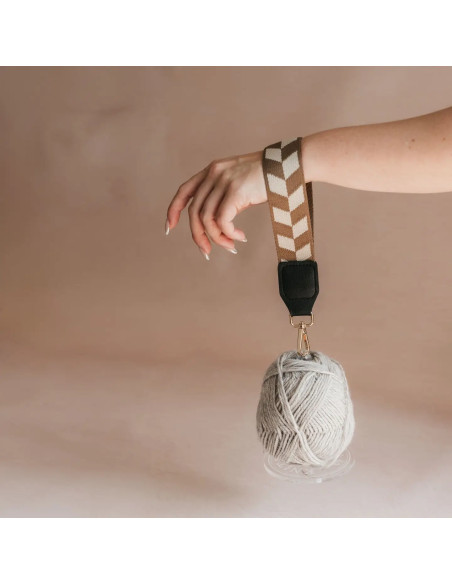 Armband mit Wollknäuelhalter