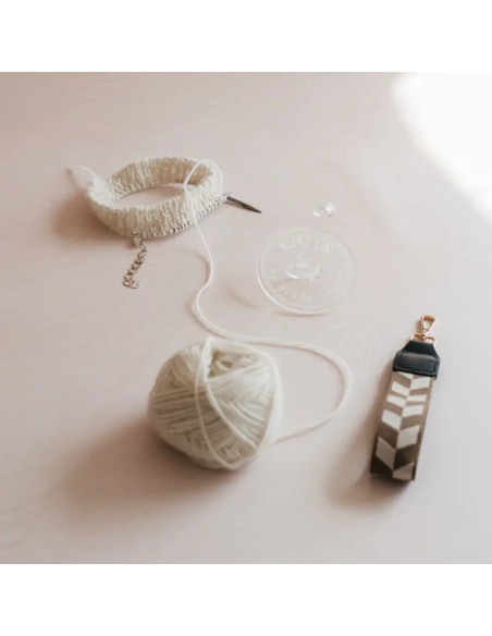 Armband mit Wollknäuelhalter