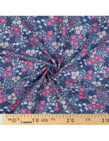 Wasserabweisender Baumwollstoff mit kleinen Blumen - Jeansblauer Hintergrund