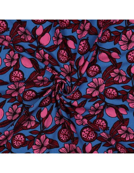 Viskosestoff - Rosa Blumen auf blauem Hintergrund