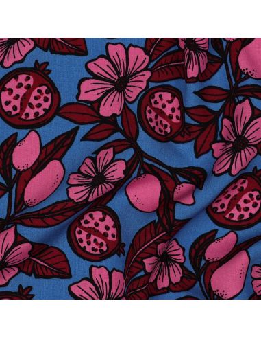 Viskosestoff - Rosa Blumen auf blauem Hintergrund