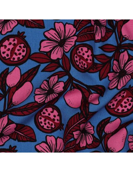 Viskosestoff - Rosa Blumen auf blauem Hintergrund