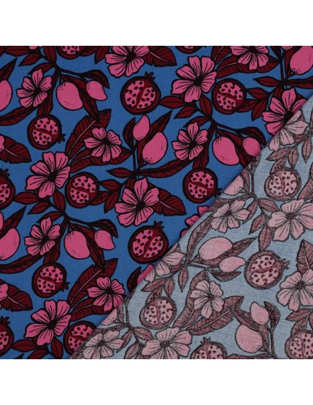 Viskosestoff - Rosa Blumen auf blauem Hintergrund
