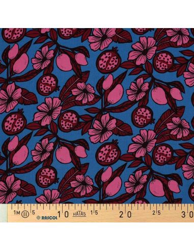 Viskosestoff - Rosa Blumen auf blauem Hintergrund