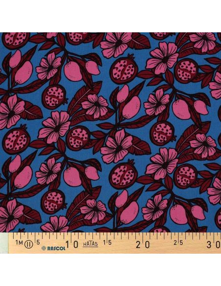 Viskosestoff - Rosa Blumen auf blauem Hintergrund